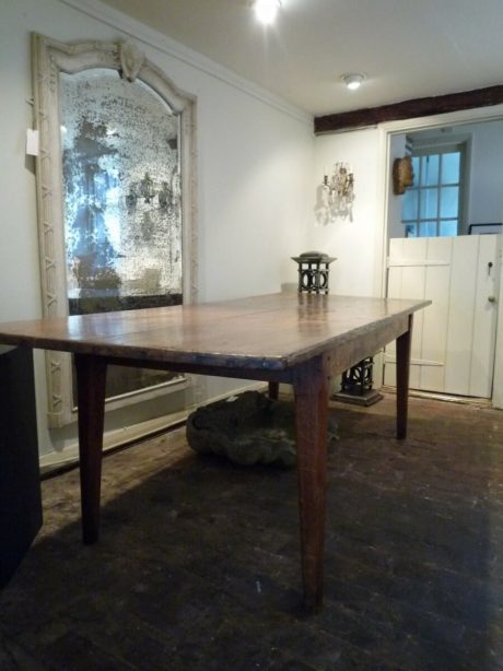 19th century Chestnut French dining table in original condition