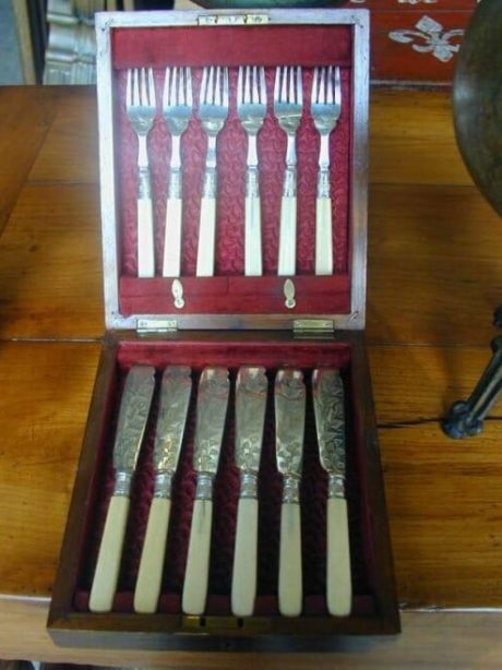 Set of six ivory handled fish knives and splades