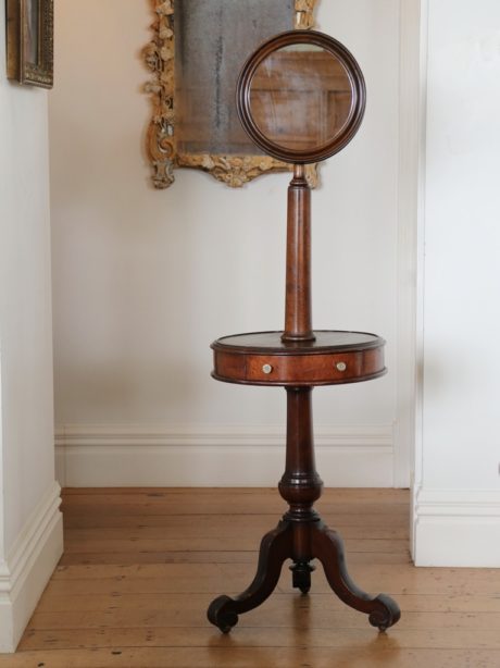 A Georgian gentlemans shaving stand