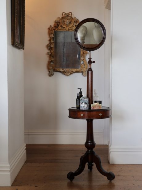 A Georgian gentlemans shaving stand